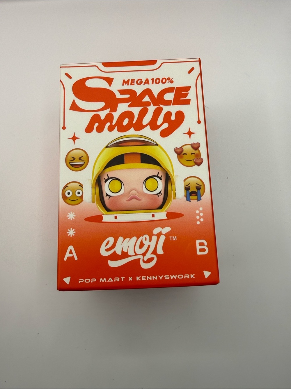 POP MART MEGA SPACE MOLLY 100% × emoji™ Series